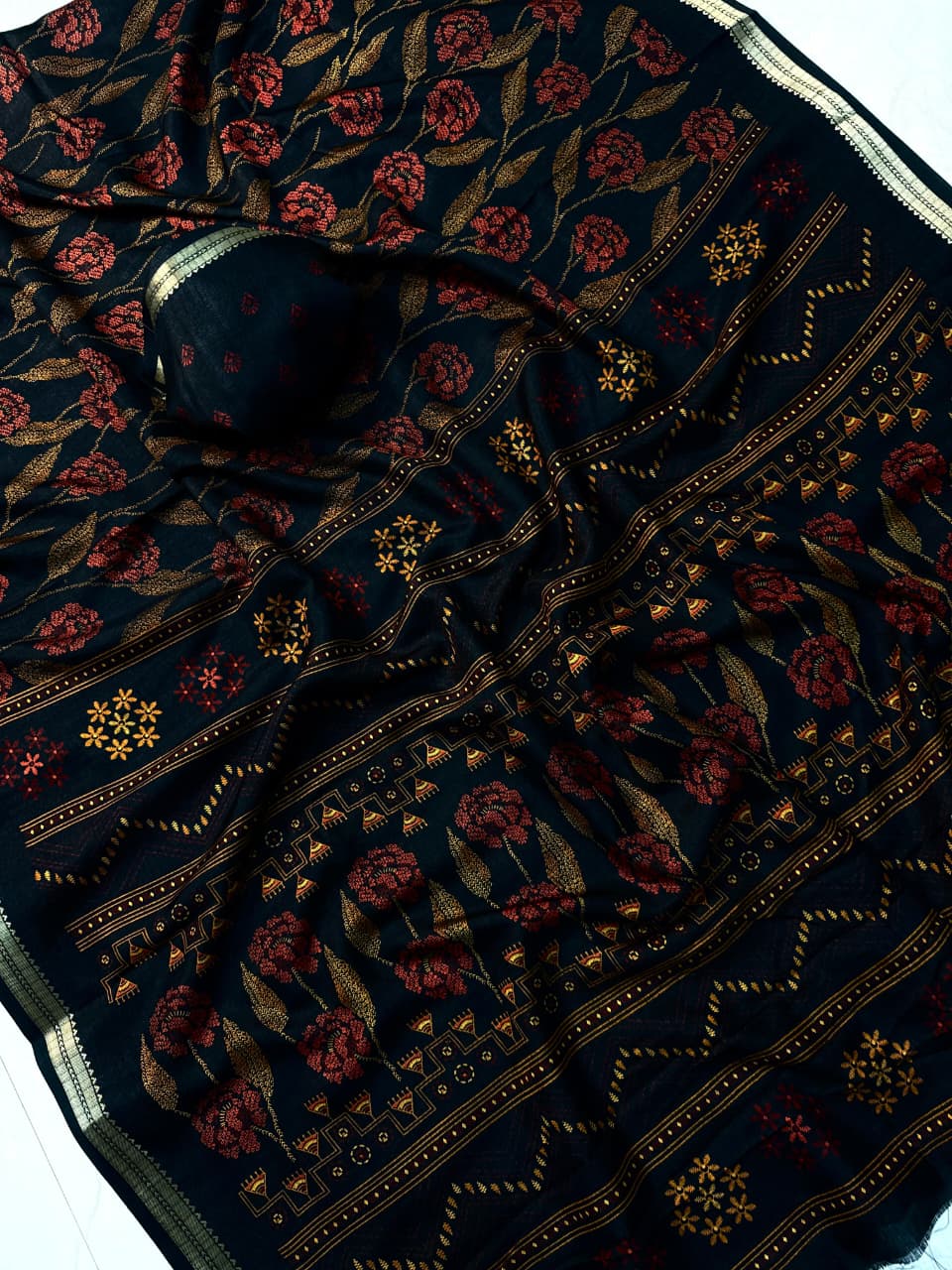 Soft Tissue Silk Saree With All-Over Flower Print