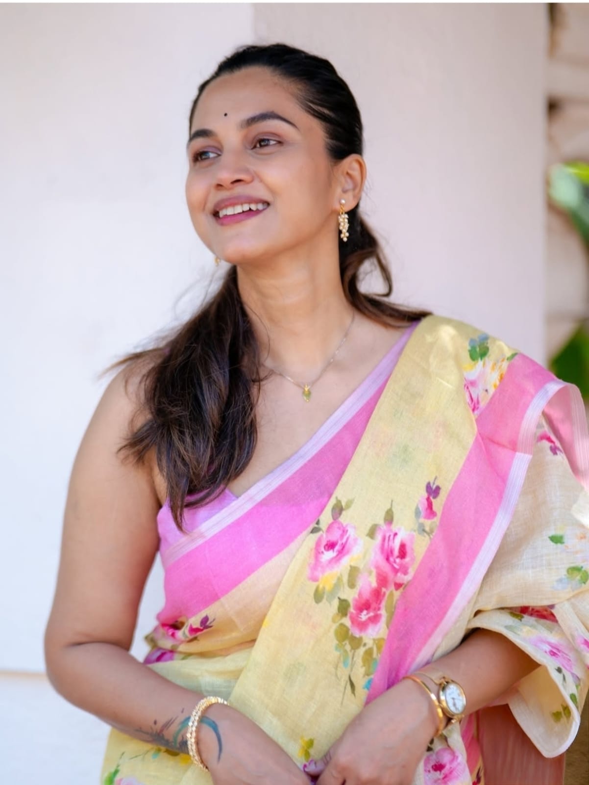 Premium Butter Soft Cotton Linen Saree With Soft Floral Print
